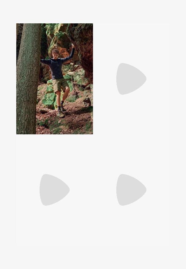 Välistingimustes seikluse riietus, mis sisaldab musta lukuga kapuutsiga jakki, rohelisi lühikesi pükse ja kollaseid matkajalatsid. Loomulik metsa keskkond koos kivide ja sambla sarnaste elementidega.; Hallid lühikeste varrukatega spordipusa, mis on valmistatud siledast ja kergest kangast. Esiküljel vasakul rinnal on valge logo. Ümmargune kaelaauk.; The North Face HORIZON PANT - Õuepüksid - black; Kohandatud veekindlad pruunid spordijalatsid tekstuuriga pealisega, perforatsioonidega detailid, must kandetoetav osa ja hall kummine sisetald. Paelad on metallist otstega.