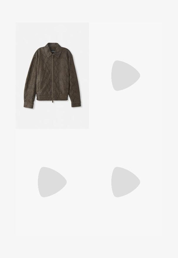 Casaco castanho com padrão de pele de cobra, com fecho de correr à frente, colarinho e bolsos laterais. Feito de um material suave com um corte descontraído e superfície texturizada.; T-shirt oversized de manga curta preta com decote redondo e etiqueta da marca Filippa K visível no interior da gola.; Calças pretas de cintura alta, com corte amplo, feitas de um tecido suave. Apresentam pregas frontais e passadores para cinto. Design minimalista, sem hardware visível.; Sapatilha de couro preto com perfil baixo, bico arredondado e fecho de atacadores; apresenta uma sola de borracha texturizada e detalhe do logotipo no calcanhar.