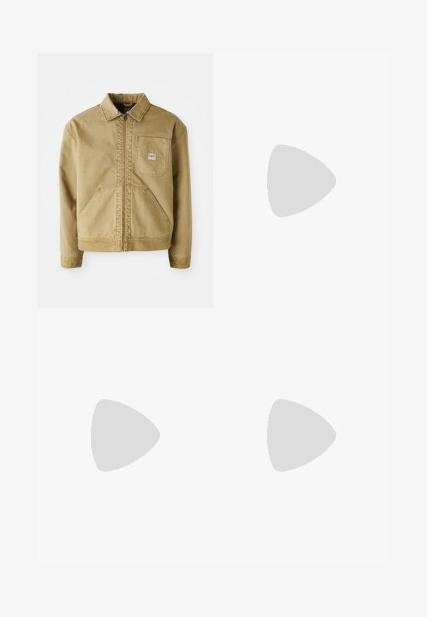 Giacca tan con zip frontale, colletto a punta, tasca sul petto e ampie tasche laterali. Realizzata in tessuto resistente con dettagli di cucitura in vista.; T-shirt in cotone nero della Nike con collo rotondo classico, maniche corte e un logo in rilievo discreto sul petto. Texture liscia.; Shorts neri con vita regolabile tramite coulisse, tessuto leggero con una texture liscia e un design semplice senza loghi o motivi visibili.; Scarpe sportive nere con tessuto testurizzato e suole in gomma, dotate di lacci elastici e un accento blu sul tallone. Indossate con pantaloni in denim chiaro.