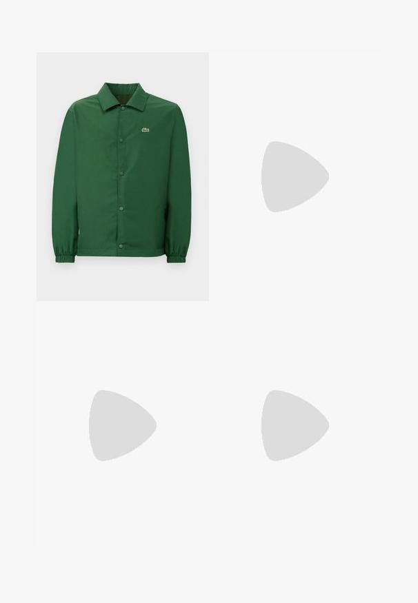 Grønn jakke med krage, frontkneppinger og elastiske mansjetter. Har et lite brodert logo på venstre bryst. Glatt tekstur.; Hvit bomull t-skjorte med korte ermer, med en subtil broderi-logo og minimalistisk design. Myk tekstur, rund hals.; Mørkeblå idrettsbukser laget av myk stoff, med snor i livet og lyseblå sidelapper med et subtilt mønster.; Blå kanvas sneakers med hvite snørebånd og gummisul, vist sammen med denimbukser og grå ribbestrikkede sokker, på en lys grå overflate.