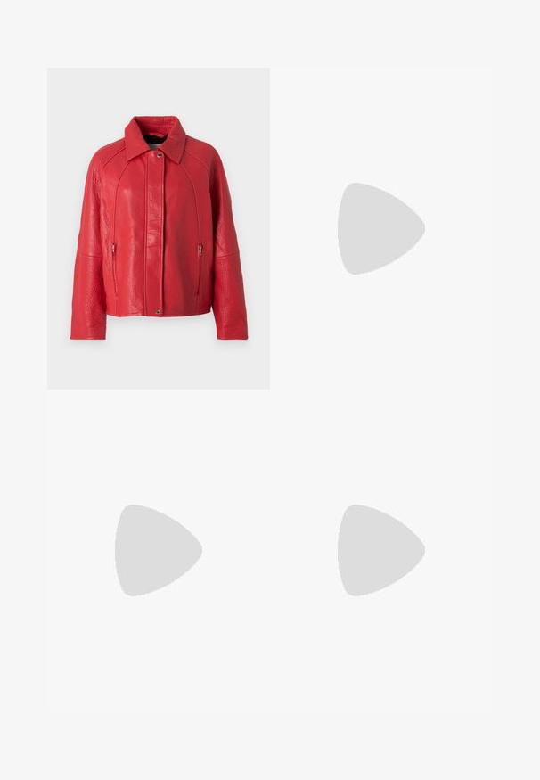 Veste en cuir rouge avec une finition texturée, dotée d'un col, d'une fermeture éclair sur le devant et de poches sur les côtés. Le design est structuré et moderne.; T-shirt surdimensionné gris foncé en coton, avec un graphisme central représentant un soleil, ornée de détails de lignes complexes imprimés sur le devant.; Jean flare bleu clair en denim, avec une taille haute, cinq poches et une fermeture à un bouton. Texture douce avec une finition décolorée.; Escarpins en cuir verni noir avec bout pointu et talon bloc géométrique. Présente un design élégant et minimaliste ainsi qu'une texture lisse.