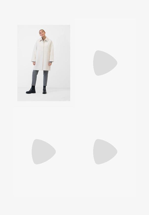 Weißer Wollmischungs-Mantel mit traditionellem Kragen, Knopfverschluss vorne, Seitentaschen und lockerer Passform. Kombiniert mit grauen, maßgeschneiderten Trousers und schwarzen Stiefeln.; Braunes, kurzärmliges T-Shirt aus weichem Material mit rundem Halsausschnitt und lockerer Passform. Keine sichtbaren Muster oder Akzente.; Braune Weite-Leg-Hosen mit einer glatten Textur, hoher Taille und Vorderfalten. Der Stoff ist leicht und fällt locker.; Braune Wildleder-Pumps mit offenem Zeh, verstellbarem Knöchelriemen und gestreiftem Plateausohlen.