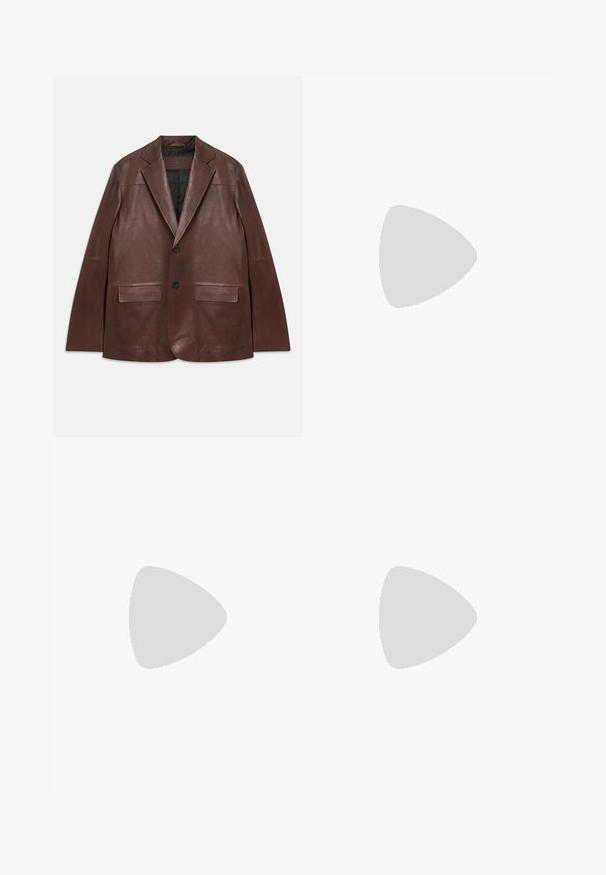 Mörkbrun läderblazer med notch-lapel, två svarta knappar, fickor med klaff och svart foder, liggande platt på vit bakgrund.; Svart bomullströja med korta ärmar och rund hals. Har en vit numerisk tryckning med en stiliserad "6" över bröstet.; Svarta vida byxor i mjukt tyg. Har ett elastiskt midjeband, slät textur och en enkel, modern design utan mönster.; Svarta sneakers i mocka och läder. Har låg profil, rund tå, snörning och texturerade detaljer. Sålarnas yta har greppande struktur.