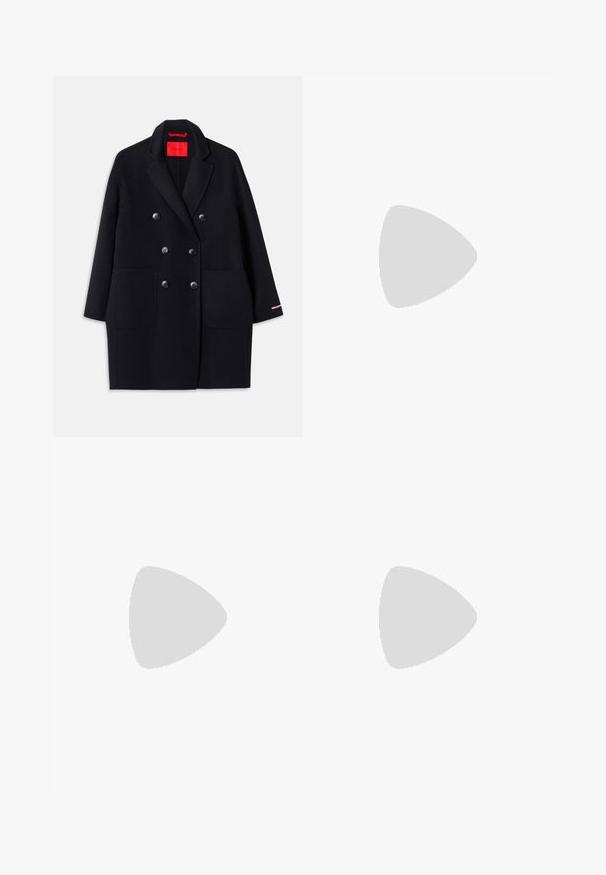 Schwarzer taillierter Doppelreiher-Koat mit großen Fronttaschen, Knopfdetails und einer weichen Textur. Mit einem kontrastierenden pinken Akzent an den Ärmeln.; Filippa K BRAID - Strickpullover - black; Schwarze Hosen aus glattem Stoff mit hoher Taille, weitem Bein, vorderen Falten und klassischen Gürtelschlaufen. Keine sichtbaren Seitentaschen.; Schwarzer Leder-Slingback-Schuh mit spitz zulaufender Zehenpartie, dekorativen Riemen mit METALLÖSEN und niedrigem Blockabsatz. Strukturelle Oberfläche.