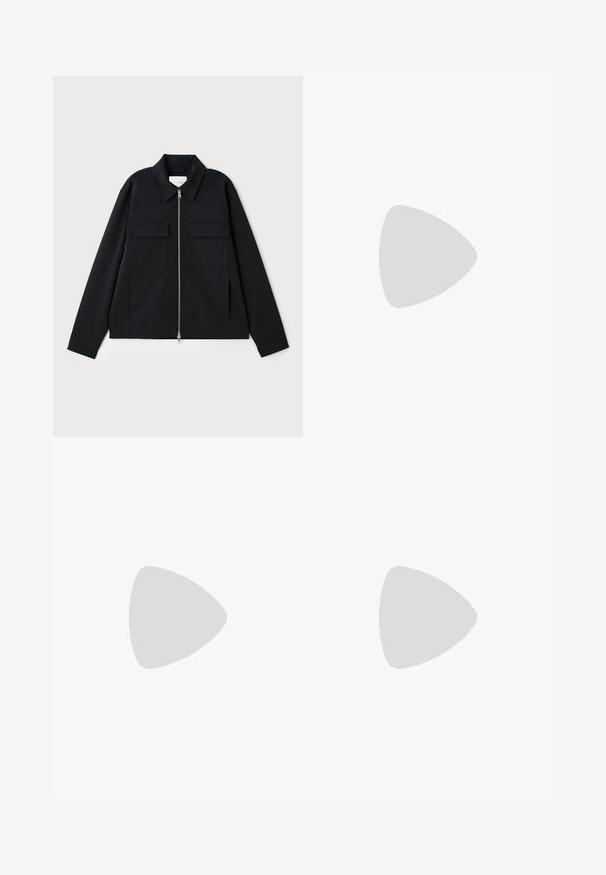 Svart jacka med krage, framfickor med dragkedja och två bröstfickor. Tillverkad av ett slitstarkt tyg med en väl avpassad passform.; Långärmad vit skjorta gjord av bomull, med krage som knäpps med knappar, framficka och normal passform. Strukturerad tyg med en slät yta.; Svarta plisserade byxor med en rak, bred bendesign. Tillverkade av ett slätt tyg, med knäppning fram och bälteshällor.; Svart läderloafersko med rund tå, subtila sömnadsdetaljer och låg klack, med en jämn yta och minimalistisk design.