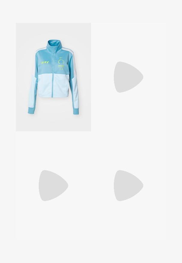 Nike Sportswear Tréning dzseki - denim turq/glacier blue/sail; Fehér pamut póló, amelyen sárga Nike cipőben lévő lábak grafika található kék részletekkel, bal csuklón pedig egy karkötő látható.; Világos bézs színű nadrág, elasztikus derékrésszel, rózsaszín oldalsávokkal és oldalzsebekkel. Sima felület, egyenes lábdesign.; Világoskék sportcipők fehér díszítéssel, texturált panelek és cipzáras záródás. Jellemzője a látható légpárnás talp és a gumitalp.