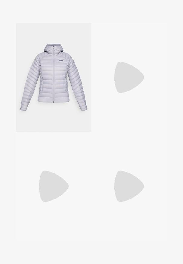 Pufferjakke i lys grå med hette, med horisontalt quiltet mønster, glidelås foran og sidelommer. Ikonisk logo på brystet.; Beige fleece genser med halv glidelås, ståkrage og lange ermer. Har en liten lapplogo på venstre bryst. Myk tekstur.; Svarte leggings med høy midje, snøring, glatt tekstur og tettsittende design. Har søm detaljer langs sidene.; Beige og krem joggesko med teksturert mesh-overdel, støttende overlegg og gummisåle med et mønster for godt grep.
