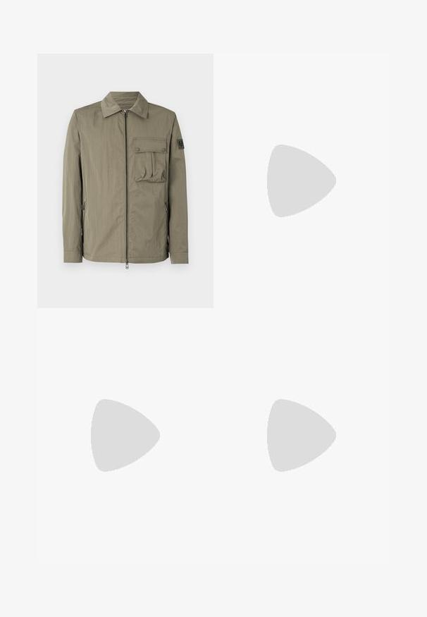 Olivengrønn, lett jakke med glidelås, en knappet brystlomme, sidelommer og et rundt logo-patch på ermet.; Hvit t-skjorte laget av bomull med en marineblå og olivengrønn "LACOSTE SPORTSWEAR" logo trykket på brystet i et buet design.; Grønne mønstrede treningsbukser med elastisk midjebånd, smale ben og geometrisk design gjennom hele. Laget av lett materiale.; Hvite skinnsko med en glat overflate, rund tå, flate lisser og teksturert såle. Grå semsket innfelt ved hælen.