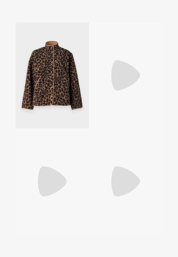 JJXX JXVERA TEDDY - Fleecejakke - multi coloured; Hvit bomull T-skjorte med korte pufferm, med små sølvdekorasjoner langs ermene. Klassisk rund hals, avslappet passform.; Bredde ben jeans med en lyseblå til mørkeblå gradient, høyt liv, beltehemper og et matchende belte i samme stoff. Teksturert denimoverflate.; Svarte lærplattformsko med kraftig blokkhell, rund tå og tradisjonell snøring. Har en jevn tekstur og minimal detaljering.