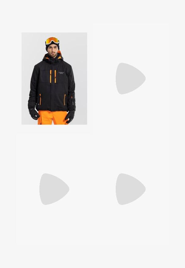 Schwarze Skijacke mit orangefarbenen Akzenten, mehreren mit Reißverschluss versehenen Taschen, verstellbarer Kapuze und strukturiertem Stoff, getragen mit Handschuhen und einer Skibrille.; Langärmliges, weißes Baumwoll-T-Shirt mit Rundhalsausschnitt, lockerer Passform und gerippten Bündchen. Schlichtes Design, keine Grafiken oder Muster.; Dunkelgraue Denim-Jeans mit geradem Bein, ausgestattet mit einem Reißverschluss, fünf Taschen und subtilen Verblassungen auf dem Stoff.; Beige Wildleder-Ankle-Boot mit schwarzem gepolstertem Kragen, goldenen Metallösen, weißen Nähdetalben und einer robusten Gummisohle mit ausgeprägtem Profil.