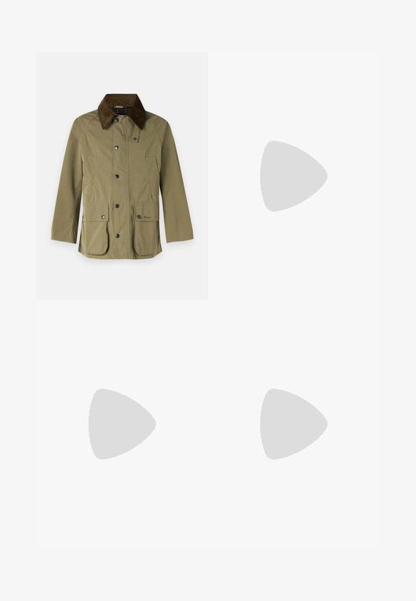 Barbour PEACHED BEDALE CASUAL JACKET - Ελαφρύ μπουφάν - fern; Λευκό πόλο μπλουζάκι φτιαγμένο από μείγμα βαμβακιού και πολυεστέρα, με γιακά, πλάκα με δύο κουμπιά, και διακριτό κεντητό λογότυπο στο στήθος.; Χακί παντελόνι, σε σύνθεση βαμβακιού, ευθεία γραμμή, εμπρόσθιες πτυχές, θηλιές ζώνης και κουμπί κλεισίματος. Λείο ύφασμα χωρίς σχέδια.; Λευκά αθλητικά παπούτσια με μπεζ λεπτομέρειες, εξαιρετικά λεία δερμάτινη επένδυση, στρογγυλή μύτη και καουτσούκ πάτος, με μαύρο ταμπόν στη φτέρνα και διακριτική σήμανση.