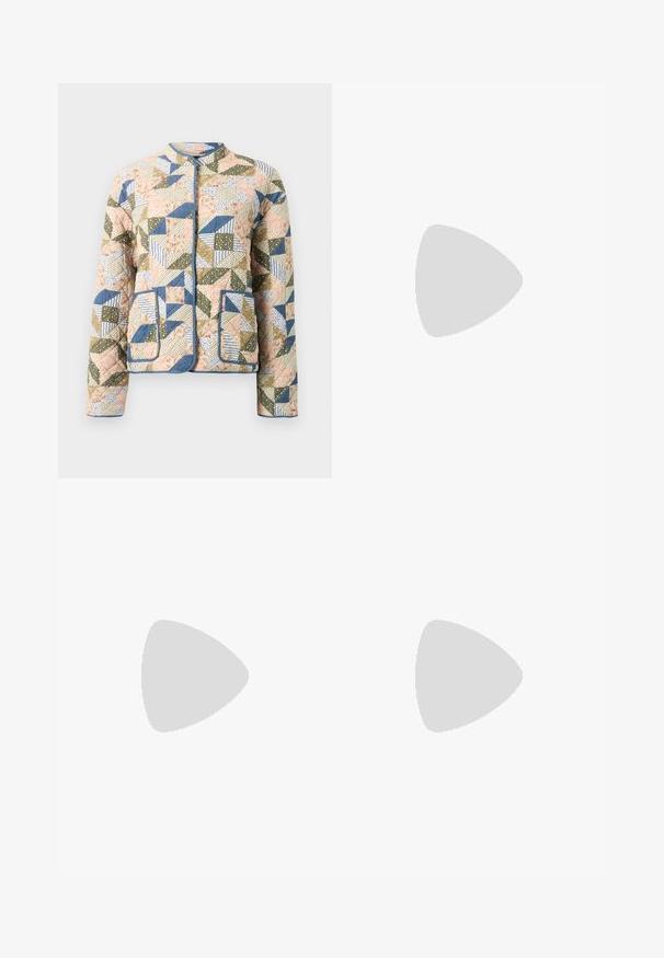 Giacca trapuntata con un design a patchwork in colori pastello, con motivi floreali e a righe, rifiniture blu e due tasche frontali.; T-shirt nera oversize con una grafica di un orso e la scritta "NON CARINA MA SELVAGGIA" in grassetto, lettere bianche. Materiale in cotone.; Jeans azzurri chiari a vita alta realizzati in denim. Presentano gambe larghe, due aree strappate sulle ginocchia e il classico styling a cinque tasche.; Sneaker alta in tela bianca con suola in gomma nera, punta in gomma frontale e sei asole per i lacci, caratterizzata da un design pulito e minimalista.