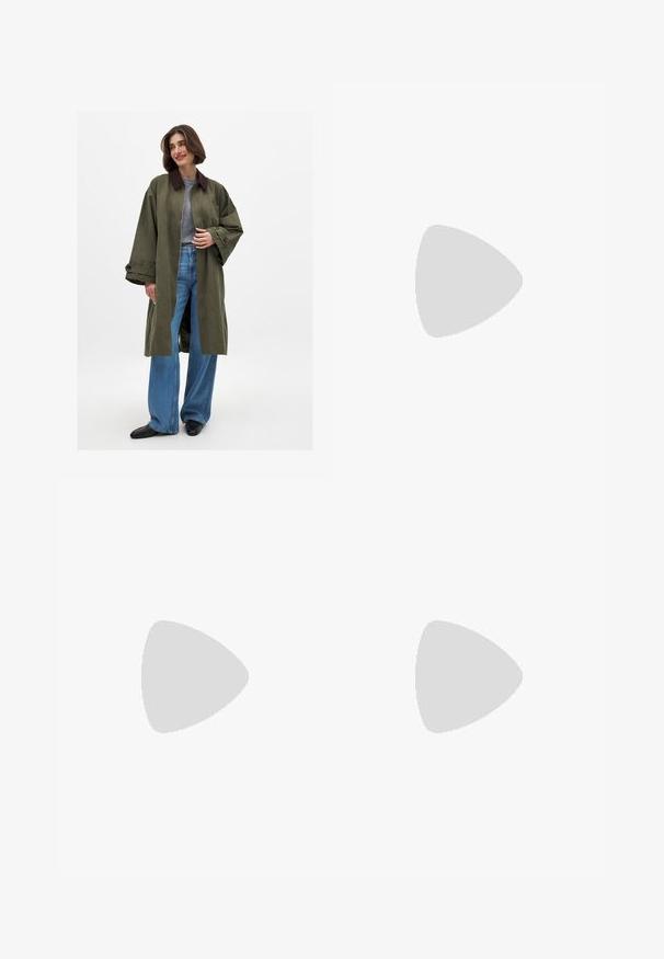 Olivegrüner übergroßer Mantel mit braunem Kragen, abgesenkten Schultern und geknöpften Manschetten, kombiniert mit weit geschnittenen blauen Jeans und schwarzen Schuhen.; Weißes Button-up-Hemd aus glattem Baumwollstoff mit klassischem Kragen, langen Ärmeln und einem dezenten Logo auf der Brust. Verfügt über eine durchgängige Knopfleiste auf der Vorderseite.; Bershka Jeans Bootcut - blue denim; Braune Wildleder-Ankle Boots mit weicher Textur, abgerundeter Spitze, einem Zugschlaufen und einer robusten Gummisohle mit niedrigem Profil für zusätzlichen Komfort.