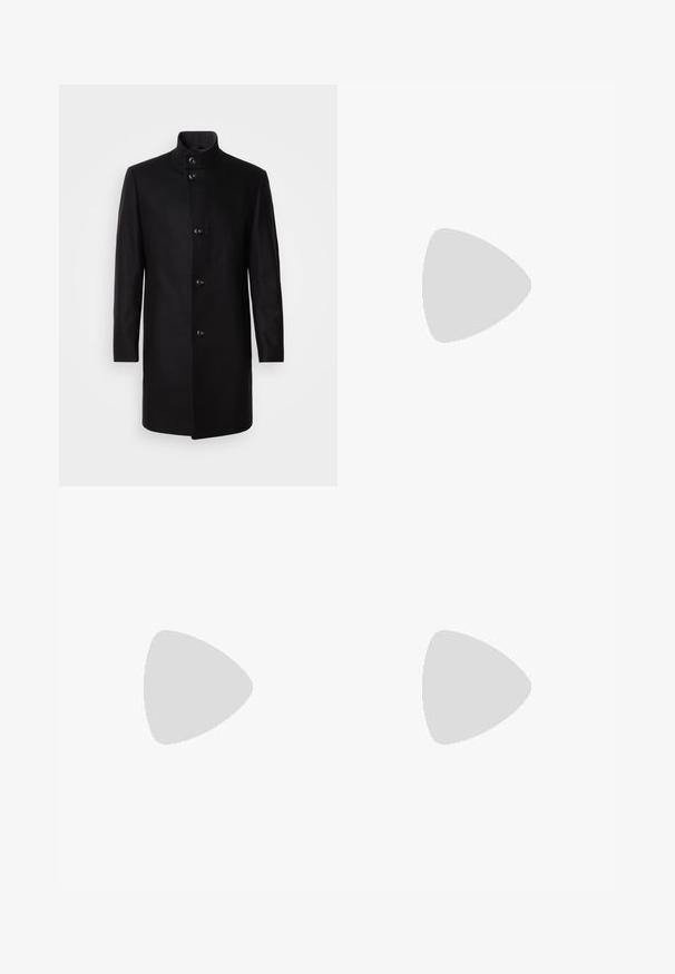 Crni kaput od mješavine vune s visokim ovratnikom, prednjim zatvaranjem na dugmad, dugim rukavima i pojednostavljenim siluetom. Bez uzoraka ili ukrasa.; Crni dukserica s visokim ovratnikom, napravljena od mekanog materijala, s dugim rukavima i priljubljenim krojem. Rebrasti detalji na donjem rubu i rukavima. Jednostavan dizajn.; Svijetlosive krojene hlače od teksturiranog materijala, s jednim stražnjim džepom i čistim šavovima.; Crne kožne cipele s vezanjem i zaobljenim vrhom, glatke teksture, minimalnim šavovima i niskim gumiranim potplatom. Logo se nalazi na peti.