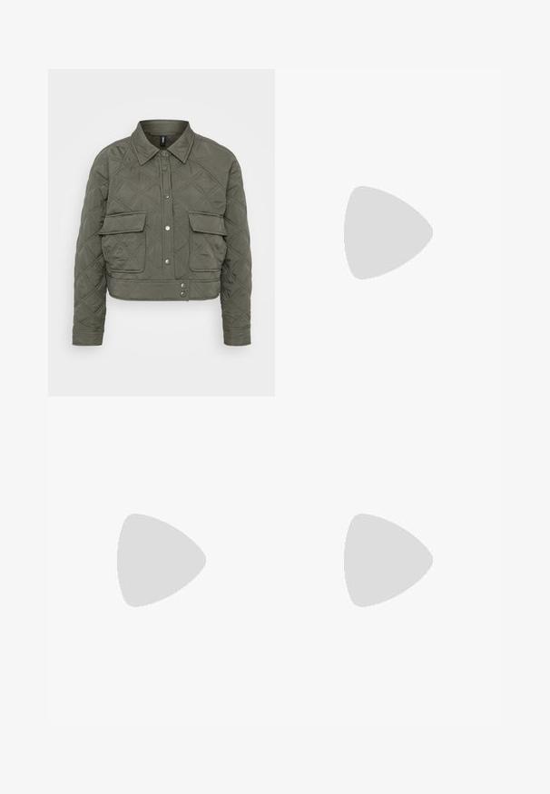 Prešívaná skrátená bunda v olivovo zelenej farbe, so zapínaním na gombíky vpredu, dvoma náprsnými vreckami a diamantovými vzormi na povrchu.; Even&Odd Petite 2 PACK - Top - light grey/black; ONLY Petite ONLMADISON BLUSH WIDE - Široké nohavice - dark blue denim; Čierna plisovaná sukňa s vysokým a nízkym lemom, skombinovaná s lesklými červenými balerínami s dizajnom remienkov. Tkanina má hladkú textúru.; Strieborné kovové náušnice vo forme kruhov s brúsenou textúrou, so zaobleným dizajnom a priehľadným zarážkou pre bezpečné nosenie.