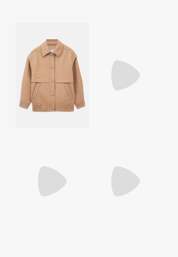 Jachetă din lână în amestec de culoare bej, cu guler, închidere cu nasturi, două buzunare frontale și o croială ușor supradimensionată, cu mâneci cu manșete.; Cămașă albă cropped cu mânecă lungă din bumbac. Prezentă un închizător cu nasturi în față, un buzunar pe piept și un mic logo negru în partea stângă jos.; Pantaloni largi de culoare maronie, confecționați dintr-un material neted, având o închidere cu nasture în față, două buzunare frontale și linii curate, croite.; Pantofii din piele neagră cu curea la spate au vârful ascuțit, prezentând un accent țesut și un design superior pliat. Talpa joasă cu hardware minim.; Plică din piele maro cu ramă aurie și mânere scurte din lant auriu, având o textură moale, pliată pe un fundal alb.