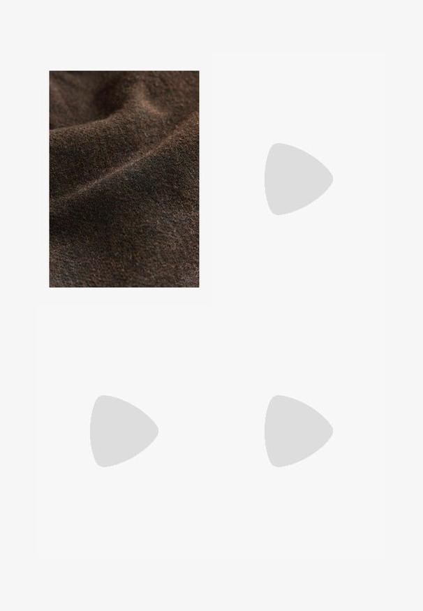 Mørkebrun teksturert stof med subtile farvevariationer, der har et blødt, vævet udseende og en mat finish.; Brun kortærmet t-shirt lavet af blødt stof, med rund halsudskæring og afslappet pasform. Ingen synlige mønstre eller detaljer.; Brune bredbunde bukser med en glat tekstur, der har høj talje og plisseringer foran. Stoffet er let og falder løst.; Brune strop sandal med høj hæl og kraftig hæl, der har en glat, blank finish og flere krydskrydsede stropper på overdelen.; Brun lædertaske med en rynket top og en kædestrop. Glat tekstur med en blank finish og subtile sømdetaljer på siderne.