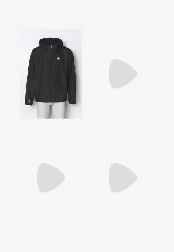 Sort letvægts vindjakke med hætte, frontlynlås, elastiske manchetter og et logo på brystet; lavet af glat, vandafvisende stof.; Hvid bomulds t-shirt med et centralt sort og gråt logo grafik. Klassisk crew neckline og kortærmer med en afslappet pasform.; Sorte svedbukser med elastisk talje, løs pasform, afsluttede ankler, glat tekstur og uden synlige mønstre eller hardware-detaljer.; Beige og creme atletiksko med struktureret mesh-overdel, støttende overlays og gummiyderside med et mønster for trækkraft.