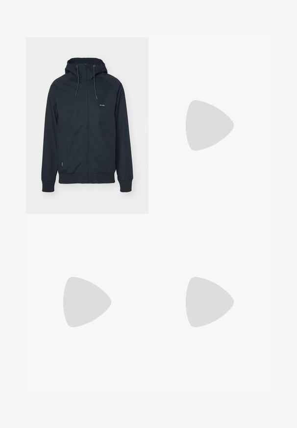 Chaqueta negra con cremallera y capucha, con puños y cintura elásticos, hecha de un tejido suave y con un pequeño logo en el lado izquierdo del pecho.; Camiseta blanca de algodón con cuello redondo, mangas cortas y un bolsillo en el pecho que presenta un parche con logo. Diseño minimalista y textura sin costuras.; Pantalones de chándal negros hechos de un material suave, con una cintura elástica, cordón y puños acampanados, con un sutil logotipo en el lateral.; Zapatilla blanca hecha de cuero suave, con puntera perforada, suela de goma texturizada, cordones planos y un prominente logo 'N' en el lateral.