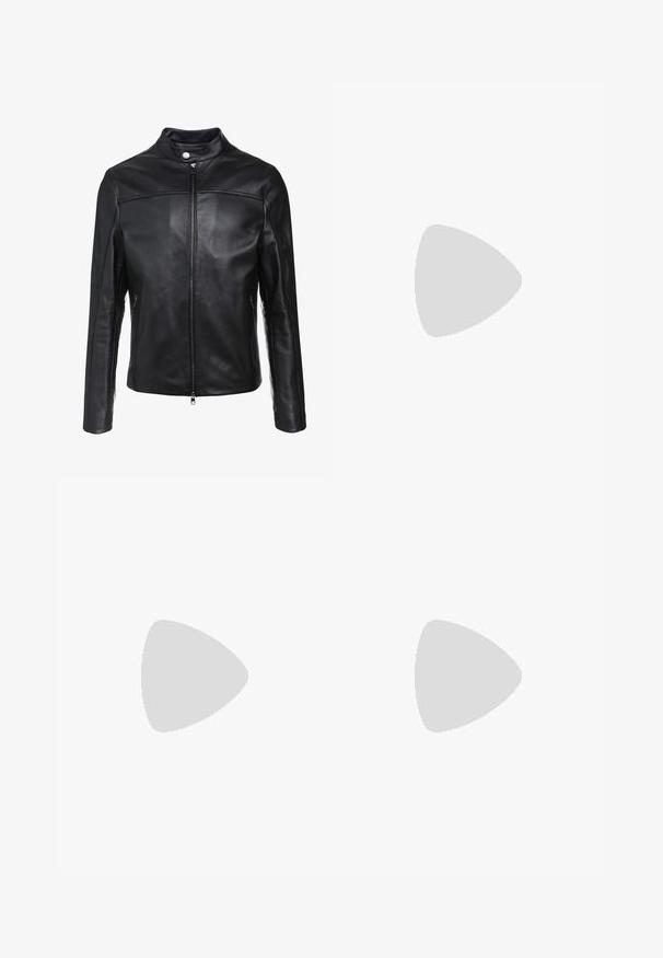 Veste en cuir noir avec col montant, fermeture éclair à l'avant et deux poches latérales. Texture lisse avec des accents de coutures décalées.; T-shirt noir à manches courtes oversize avec un col rond et une étiquette de marque Filippa K visible à l'intérieur du col.; Pantalons plissés noirs avec un design droit et large. Fabriqués en tissu lisse, avec une fermeture à bouton et des passants de ceinture.; Baskets basses blanches avec un devant à lacets, tige lisse et semelle en caoutchouc sur fond clair.