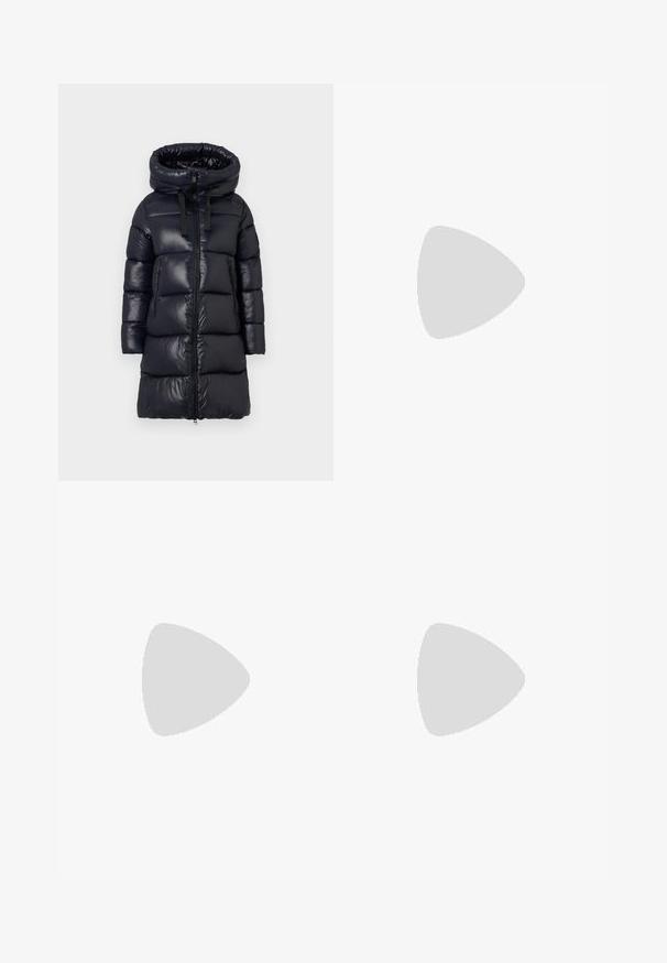 Schwarze Daunenjacke mit hohem Kragen, glänzender Nylon-Oberfläche, langen Ärmeln, Reißverschluss und zwei seitlichen Reißverschluss-Taschen.; Weißes T-Shirt mit kurzen Ärmeln und marineblauen horizontalen Streifen, mit gesticktem "Tommy Hilfiger"-Logo auf der Brust. Klassisches Rundhalsdesign.; Faltenrock aus Weiß mit einem schwarzen elastischen Bund, der das "LACOSTE"-Logo trägt. Mittellanges Design mit weicher Textur.; Weiße Leder-Sneaker mit einer dicken weißen Sohle, schwarzem Wildlederakzent an der Ferse und geprägtem Logo an der Seite. Schnürdesign mit sechs Ösen.