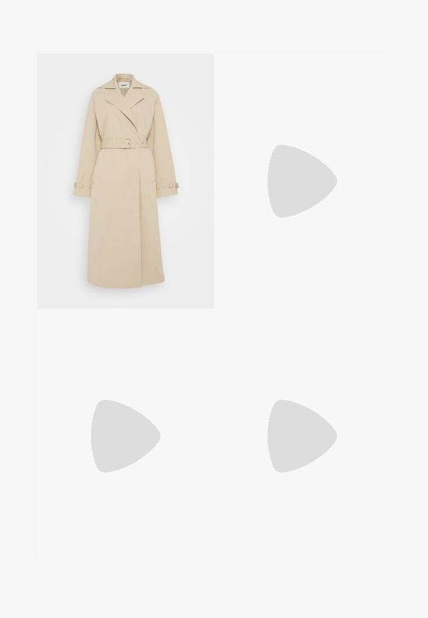 Beige trenchcoat med belte i livet, brede slag og lange ermer. Har knapper på ermelinningene og sidelommer; glatt, lett stoff.; To korte ermer V-hals T-skjorter, en hvit foran og en svart bak, vist på en enkel lys bakgrunn.; Sorte vidde bukser med strikket midjebånd, knappelukking og to sidelommer. Laget av lett stoff med en glatt tekstur.; Sorte lærred Mary Jane-sko med firkantet tå, en sølvspenne som accent, og en kraftig lav hæl, satt mot en blank sølv bakgrunn.