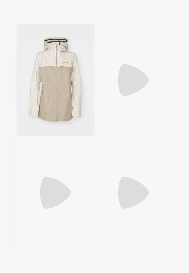 Norrøna FEMUND JACKET - Lauko striukė - oatmeal; Ilga rankovė tamsiai pilka marškinėliai su raudonų medžių ir kalnų grafika; drąsaus baltos spalvos teksto "COLUMBIA" logotipas. Minkšta medžiaga, standartinis apvalus kaklas.; Juodi sportiniai medvilniniai kelnių modeliai su siauru kirpimu, elastinga juosmens juosta ir šonine kišene su užtrauktuku. Lygus, elastingas audinys su minimaliais siūlės.; Columbia REDMOND - Turistiniai batai - black/citron haze