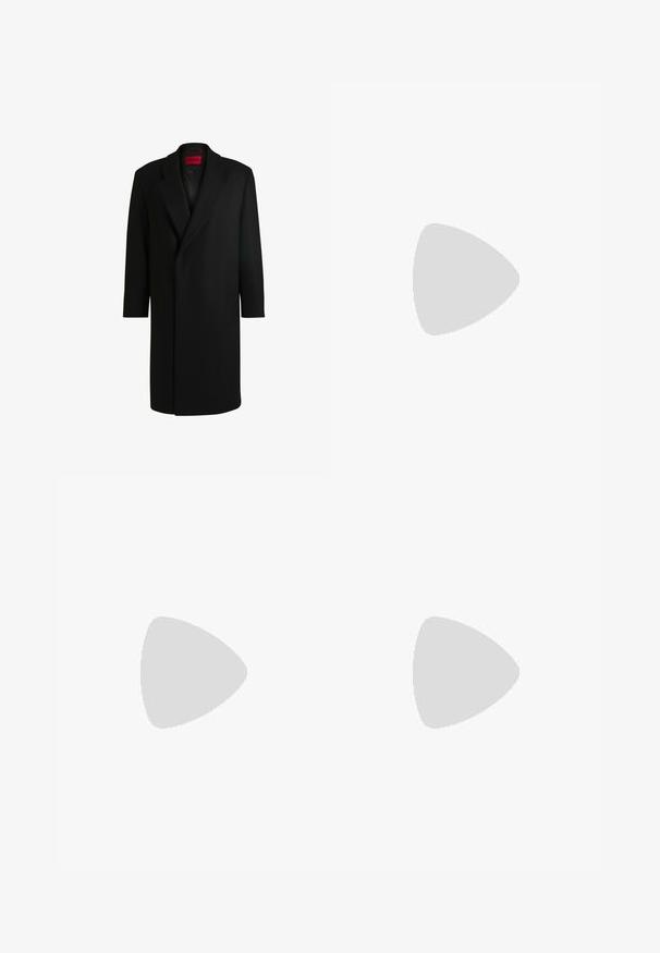 HUGO Klassisk frakke - black one; Blå kortærmet t-shirt med grå raglanærmer, rund sort krave og et sort cirkulært logo foran. Glat bomuldsstruktur.; Sorte bukser med plisseret design, bred benform og en glat tekstur. Har et rødt taljetag.; Sorte lædersneakers med tekstureret overdel, polstret krave og rødt logo-detajle. Har en tyk gummisål med tydeligt mønster.
