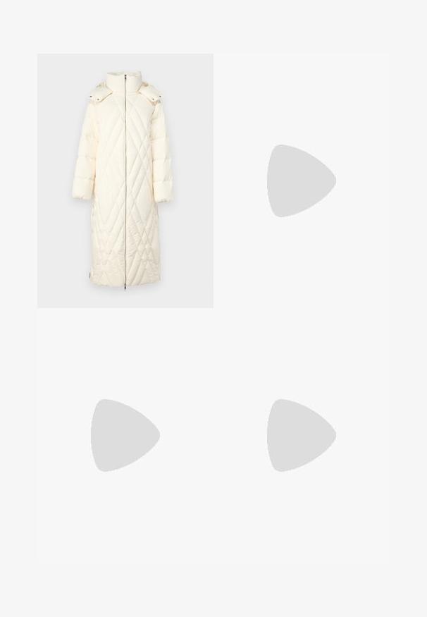 Casaco puffer longo acolchoado em off-white, com gola alta, fecho de correr e capuz oversized com botões de pressão. Textura suave.; Top preto de manga curta feito de tecido suave. Apresenta um decote redondo e detalhe drapeado no ombro. Design simples e ajustado.; Calças largas em algodão bege claro. Apresentam uma cintura alta, bolsos frontais e um corte reto. Acabamento de bainha limpo, sem padrões.; Sapatilha branca com acabamento liso, detalhe preto no calcanhar e design com atacadores. Apresenta a marca "Calvin Klein" na lateral. Estilo minimalista.