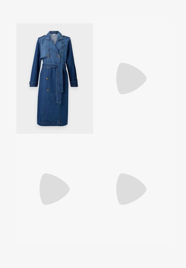 Denim trenčkot v tmavě modré barvě, s dvojitým zapínáním, páskem v oblasti pasu, ramenními epauletami a dlouhými rukávy.; Světle modré tričko s krátkým rukávem vyrobené z jemné bavlny. Má klasický kulatý výstřih a volný střih, bez vzorů nebo akcentů.; Černé kalhoty s širokými nohavicemi ze syntetické kůže. Mají vysoký pás, poutka na opasek, dvě přední kapsy a prošívané detaily.; Černé kožené lodičky se špičatou špičkou, kotníkovým páskem a silným podpatkem. Hladká textura, elegantní design a minimalistická estetika.