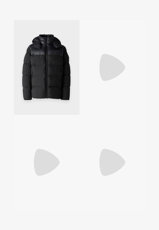 Crna puf jakna s patentnim zatvaračem sprijeda, visokim ovratnikom i odvojivom kapuljačom. Tkanina je glatka s kviltanim dizajnom i dvjema bočnim džepovima.; Crna polo majica izrađena od pamuka, s klasičnom ovratnikom, dvostrukim dugmetom i suptilnom sivom akcentom na ovratniku. Izvezeni logo na prsima.; Crne hlače slim kroja, napravljene od glatkog materijala. Imaju pojas s kopčanjem na dugme i ravne nogavice.; Calvin Klein HYBRID CUP - Obuća za navlačenje - triple black