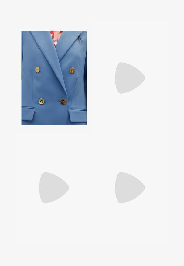 Giacca leggera doppiopetto di colore azzurro realizzata in tessuto satinato, con bottoni dorati sulla quale è inciso del testo e un design con revers a punta.; Canotta bianca, texture a coste, scollatura rotonda, design senza maniche, forma aderente, branding sottile sull'etichetta all'interno dell'area del colletto.; Jeans in denim blu chiaro con una vestibilità rilassata, gamba dritta, design a cinque tasche e una leggera scoloritura su tutto il tessuto.; Scarpe sportive con tomaia in pelle bianca, punta in suede grigia e tre strisce nere. Presentano un logo blu sulla linguetta e una suola in gomma testurizzata.