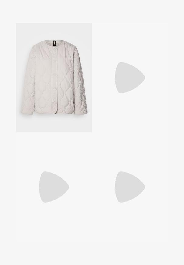 Ecoalf JACKET WOMAN - Overgangsjakke - washed stone; Hvid kortærmet T-shirt lavet af blødt bomuld. Har en rund halsudskæring og en afslappet pasform. Rent design uden synlige mønstre eller accenter.; Viddejeans lavet af mørkeblå denim. Har høj talje, knaplukning og klassisk fem-lomme design med subtile falme.; Sort læder ankelstøvle med elastiske sidepaneler, rund tå og en lav blokhæl. Overfladen har en glat struktur og minimal detaljer.