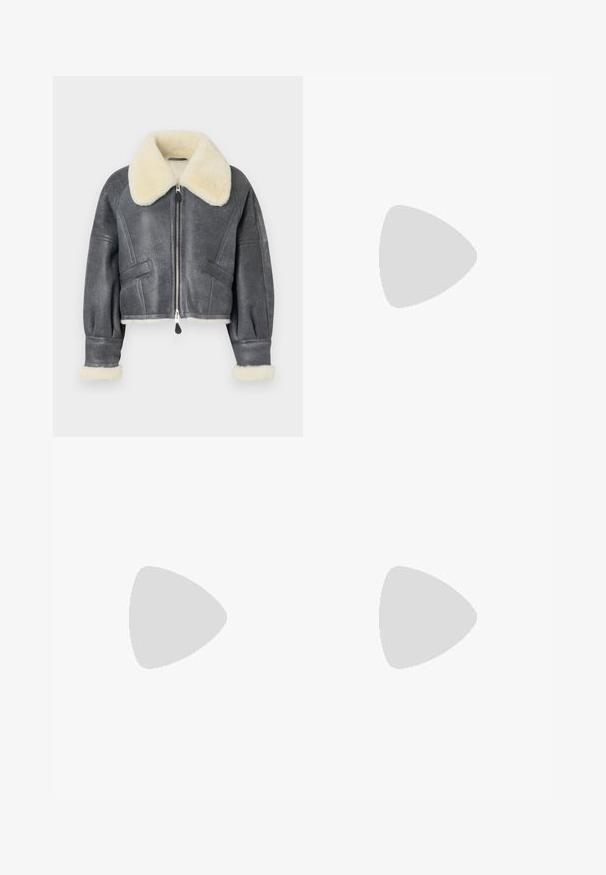 Γκρι τζάκετ από γούνα με κολάρο από ψεύτικη γούνα σε αντίθεση κρεμ, κοντή σχεδίαση, κλείσιμο με φερμουάρ και δύο πλαϊνές τσέπες. Μαλακή υφή και επενδυσμένα μανίκια.; Άσπρο κοντομάνικο μπλουζάκι φτιαγμένο από ριγέ ύφασμα. Στρογγυλή λαιμόκοψη, κανονική εφαρμογή και διακριτές λεπτομέρειες ραφής. Χωρίς σχέδια ή γραφικά.; Μαύρο παλτό με μακριά μανίκια, σχέδιο τύπου περιτυλίγματος και ταιριαστό ζώνη. Φτιαγμένο από λείο ύφασμα, διαθέτει κολάρο με εγκοπή και πλαϊνές τσέπες.; Μαύρο δερμάτινο μπαλαρίνι με στρογγυλή μύτη, λεία υφή, ελάχιστες λεπτομέρειες ραφής και σχεδίαση ευέλικτης σόλας.; Καφέ δερμάτινη τσάντα χειρός με κλείσιμο καπάκι, χρυσές λεπτομέρειες, ιμάντα ώμου και λεία υφή. Συμπαγές ορθογώνιο σχήμα.