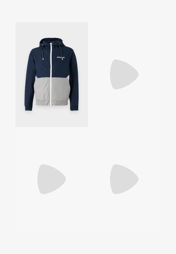 Navy- und graue Windbreaker-Jacke mit Reißverschluss, verstellbarem Kapuzen und "JACK&JONES"-Logo; zeichnet sich durch eine glatte Textur und kontrastierende Farbkombinationen aus.; Zwei Poloshirts: eines in marineblau und eines in Weiß, beide mit einem kleinen rot, weiß und blauen Akzent auf der Brusttasche und dem Kragen.; Dunkelblaue Jeans im Slim Fit mit subtiler Verwaschung, fünf Taschen und einem Metallknopfverschluss. Genähte Akzente in kontrastierender Farbe.; Weiße Sportschuhe aus synthetischem Material. Mit glatter Oberfläche, runder Zehenpartie, Schnürdesign und gestreiften Akzenten an den Seiten.