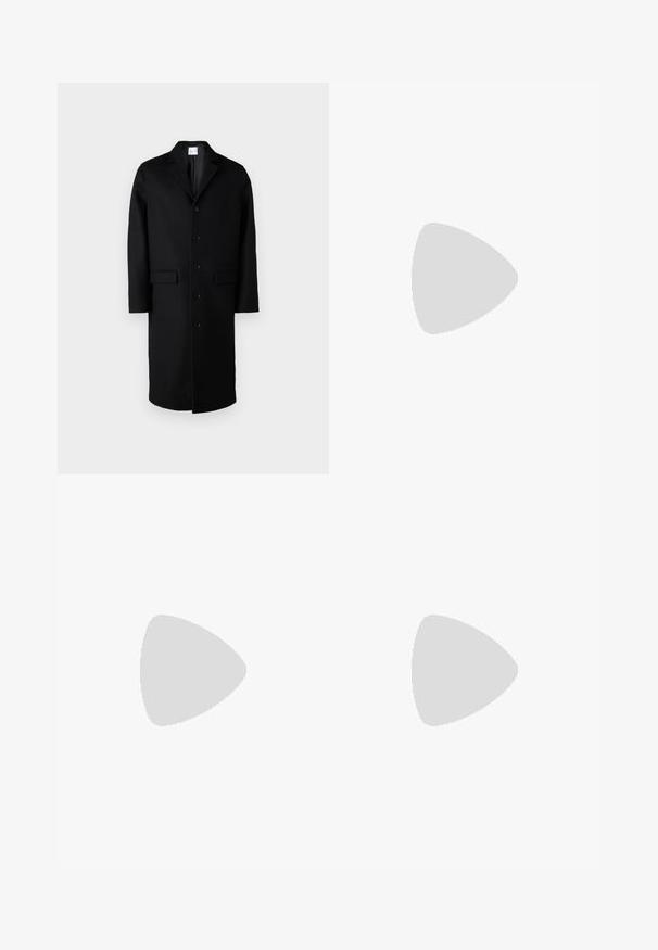 Samsøe Samsøe SATESFA COAT - Cappotto classico - black; T-shirt nera a maniche corte in cotone, con scollatura rotonda e un piccolo logo ricamato sul petto. Tessuto liscio, vestibilità standard.; Pantaloni neri in tessuto liscio, caratterizzati da un'unica chiusura con bottone, passanti per la cintura e una linea affusolata. Senza motivi o dettagli visibili.; Mocassini in pelle nera con finitura liscia, dotati di una cintura decorativa e cuciture a contrasto, abbinati a pantaloni beige.
