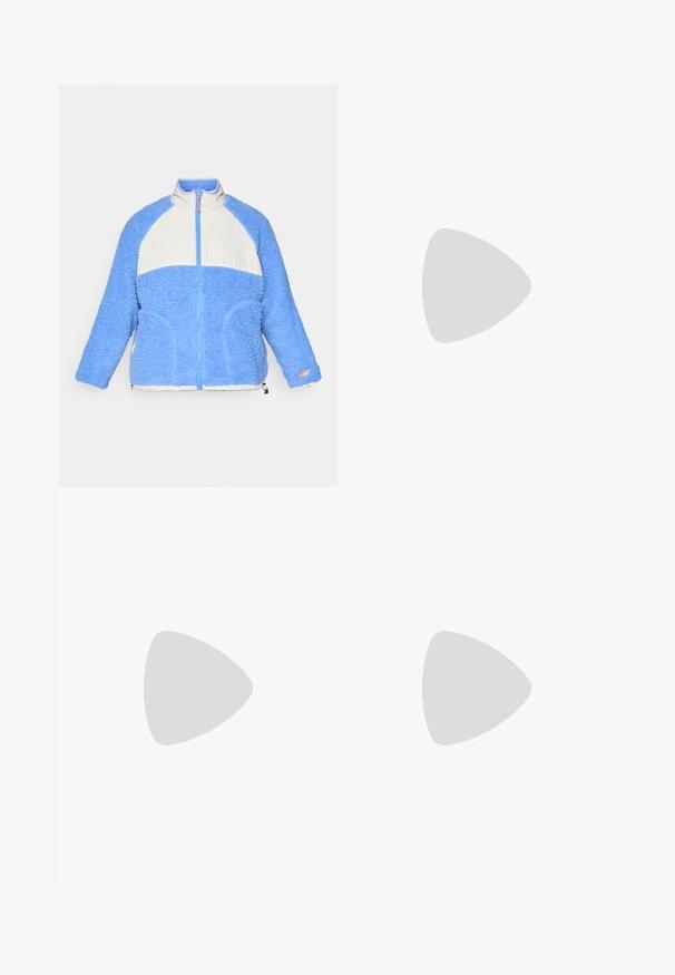 Jasnoniebieska polarowa kurtka z białą wstawką, zapinana na zamek, z wysokim kołnierzem i teksturowanym wykończeniem. Posiada boczne kieszenie i pomarańczowe akcenty.; Czarna, skrócona bluza z wysokim kołnierzem, pół-zamek, ściągacze na rękawach i małe białe logo Nike po lewej stronie klatki piersiowej. Miękka faktura tkaniny.; Czarne dresy wykonane z mieszanki bawełny, z elastycznym pasem ze sznurkiem, prostymi nogawkami i białym logo Nike po lewej stronie.; Brązowy skórzany botek za kostkę z czarnym wykończeniem, złotymi oczkami i teksturowaną podeszwą. Posiada okrągłe logo z boku oraz akcenty w postaci przeszyć.