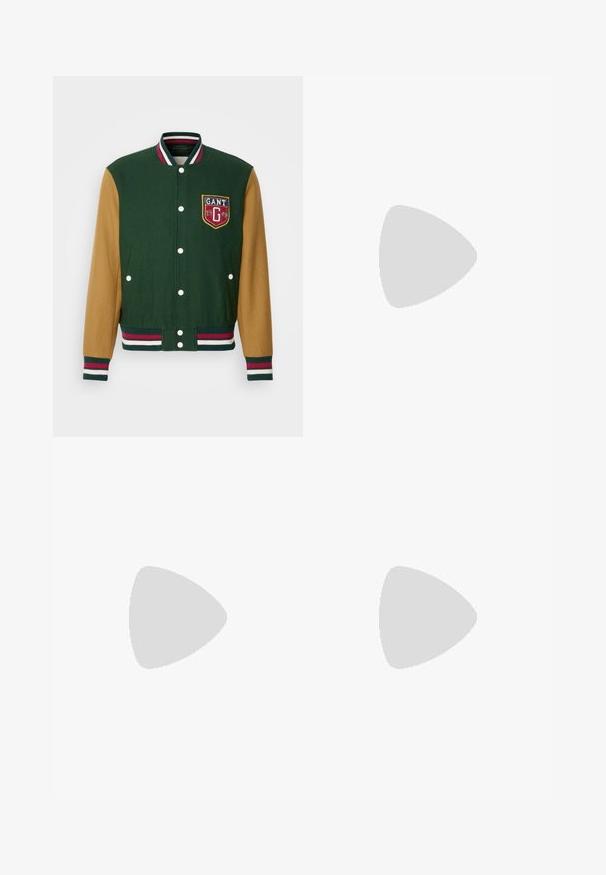 Grüner und sandfarbener Varsity-Jacket mit weißen Knöpfen, geripptem Kragen und gestreiften Bündchen. Verfügt über ein gesticktes GANT-Logo auf der Brust.; Weißes Baumwoll-T-Shirt mit Rundhalsausschnitt, kurzen Ärmeln und einem bedruckten Logo. Verfügt über ein minimalistisches Design und eine lockere Passform.; Beige Baumwollhose mit geradem Bein, ausgestattet mit einem Knopfverschluss und Falten an der Vorderseite für zusätzliche Details.; Weiße Sneakers mit beigen Wildleder-Akzenten und hellen Gummisohlen; verfügen über ein Low-Top-Design und eine strukturierte Oberflächenverarbeitung.