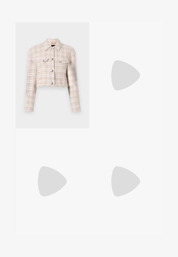 Afskåret jakke i beige og cremet tweed med sølvfarvede trykknapper, to brystlommer og en frynset kant. Mønster med tekstur gennem hele jakken.; Sort t-shirt med korte ærmer fremstillet af blødt bomuld, med rund halsudskæring, afslappet pasform og en glat overflade. Ingen synlige mønstre eller grafik.; Sorte plisserede bukser med bredt ben og elastisk talje. Stoffet har lodrette plisseringer og en glat tekstur.; Sorte hælede sandal med flettet remdesign, firkantet tå og justerbar ankelrem. Lys beige fodseng med en blank sort hæl.