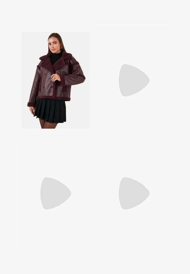 Burgundy faux läderjacka med fårskinnskrage och detaljer, dubbelknäppt design och strukturerad yta. Kombinerad med en svart plisserad kjol.; Två ärmlösa ribbade polotröjor i svart och vitt, med en figursydd design och slät textur, i en kortad längd.; Bruna träningsbyxor i mjukt tyg, med resår i midjan, sidofickor och vita logodetaljer på vänster höft.; Sportskor med överdel i vit läder, grå mocka på tårna och tre svarta ränder. Har en blå logotyp på tungan och en texturerad gummisula.