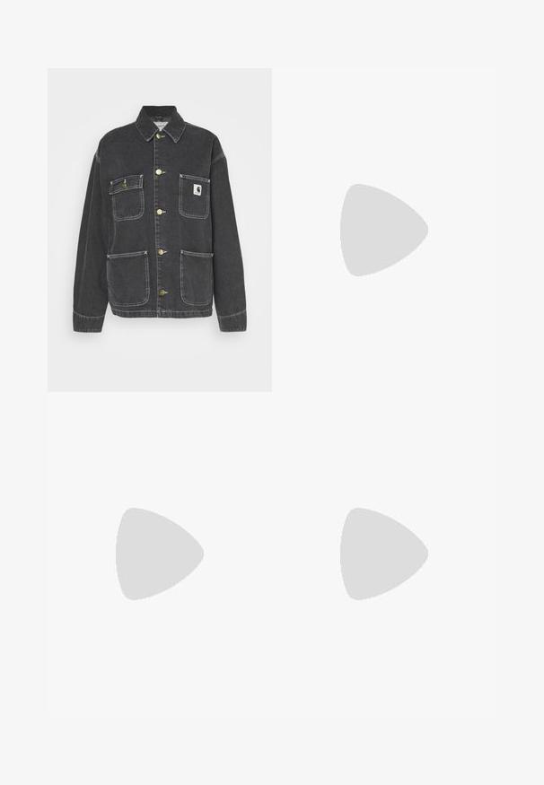 Carhartt WIP MICHIGAN COAT - Teksajakk - black; Must must t-särk lühikeste varrukatega, ümmargune kaelus, rinnal valge Adidas logo. Lihtne disain, mugav lõige.; Mustad laiad spordipüksid, mis on valmistatud pehmest kangast, elastse vöökohtaga ja väikese logoga vasakul küljel.; Must have nahkkingad, millel on kolm pruuni triipu, tekstuuriga kummine varvas, paelad ees ja lame must tald. Sobilikult on kanna peal diskreetne logo.