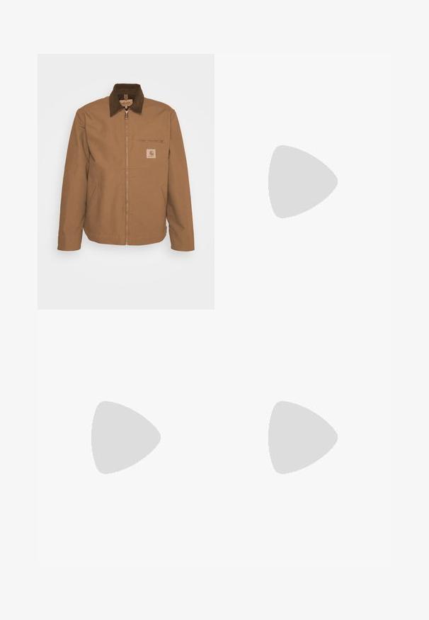 Carhartt WIP DETROIT JACKET - Poletna jakna - hamilton brown/tobacco; Bela bombažna majica s kratkimi rokavi, okroglim ovratnikom in majhnim črnim logotipom "NB" na zgornji levi strani prsnega koša. Gladka tekstura, sproščen kroj.; Rjavi hlače s ravnim krojem, ki imajo ravno sprednjo stran, pasne zanke in gladko teksturo. Enostaven dizajn brez vzorcev ali dodatkov.; Bež platnene visoke teniske z rdečo črto, belim gumijastim podplatom in kovinskimi očesi, z ikoničnim zvezdastim logotipom na strani.; Črn nahrbtnik s poenostavljenim dizajnom, ki ima strukturirano površino, nastavljive trakove in elastične sprednje vrvice za dodatno shranjevanje.