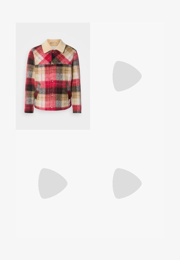 Kurtka z wełny w kratę z beżowym kołnierzem i zatrzaskami. Ma czerwone, brązowe i szare bloki kolorów. Miękka, teksturowana tkanina.; PULL&BEAR - T-shirt basic; Czarne bawełniane spodnie o luźnym kroju, z klasycznym pasem, przednimi plisy oraz bocznymi kieszeniami. Gładka struktura, bez wzorów.; Czarne skórzane mokasyny z grubą, bieżnikowaną podeszwą i dekoracyjnym paskiem na górze, pokazane w lewym profilu na białym tle.