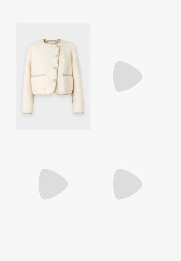 Giacca crema cropped realizzata in tessuto morbido, con collo rotondo, tre bottoni e bordature beige attorno ai bordi e alle tasche.; T-shirt cropped bianco realizzato in cotone liscio, con un collo alto e maniche corte. Piccolo logo ricamato nell'angolo inferiore.; Jeans a zampa d'elefante in denim nero con vita alta, design a cinque tasche e dettagli metallici sui lati. Tessuto morbido e vestibilità classica.; Sandali neri con tacco realizzati in pelle liscia, caratterizzati da una punta quadrata, fascetta alla caviglia e un accento dorato nella parte anteriore.