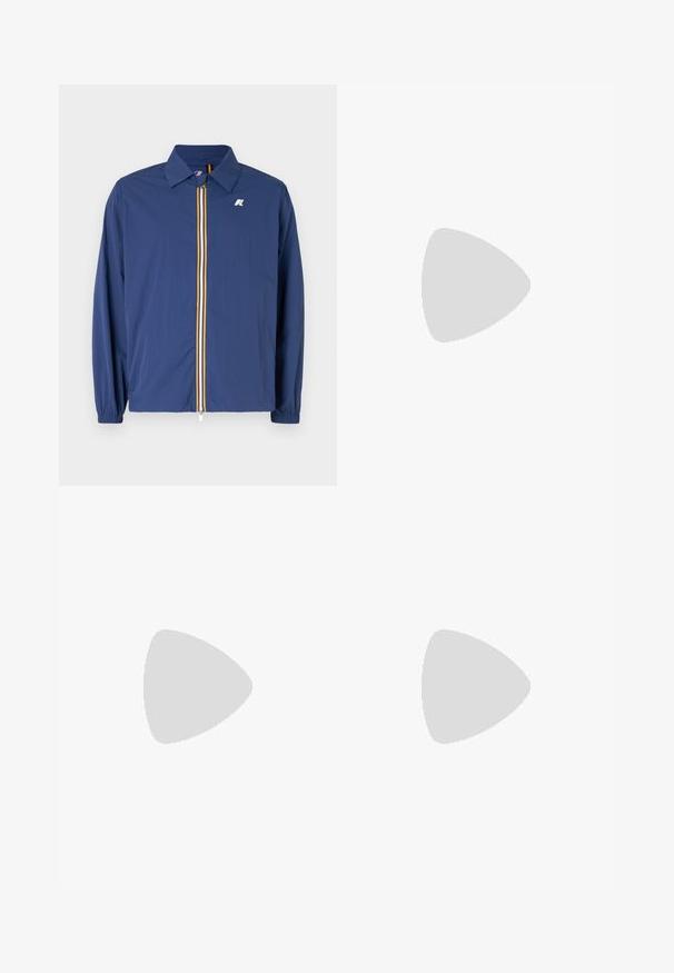 Giacca leggera di colore blu navy con collo a camicia, chiusura frontale con cerniera, decorata con strisce multicolori e polsini elasticizzati per una vestibilità aderente.; T-shirt di cotone bianco con collo rotondo e maniche corte. Presenta un piccolo logo Lacoste nero sul lato sinistro del petto.; Pantaloni della tuta color beige chiaro in cotone, con vita elastica, polsini a coste e un logo verde con design a foglia sulla gamba sinistra.; Sneaker bianco in pelle con punta rotonda, chiusura con lacci e accentuazione nera sul tallone. Presenta un piccolo logo di coccodrillo ricamato sul lato.
