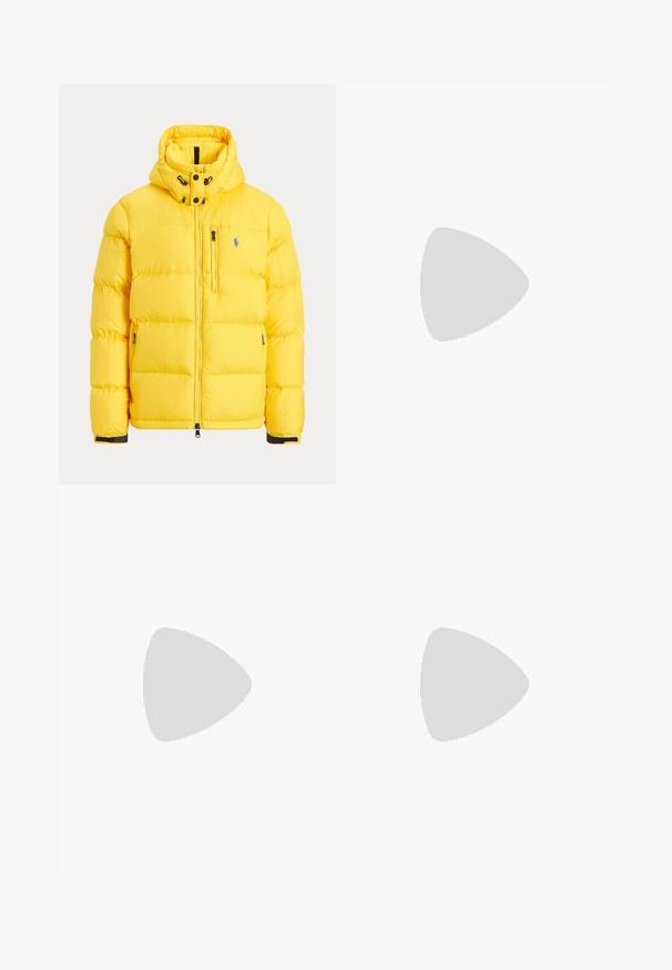 Rumena podloga jakne s sprednjim zadrgo, kapuco in logotipom. Izdelana iz gladkega, izoliranega materiala s tesnim vodoravnim šivanjem.; Bela dolga majica s dolgimi rokavi iz bombaža. Ima okroglo ovratnico, rebraste manšete in majhen temno moder polo logo na levem prsnem delu.; Bežna bombažna chinosa z ravnim sprednjim delom, zankami za pas in stranskimi žepi. Dizajn z ravnimi nogavicami z gladko teksturo in lahkotnim, zračnim občutkom.; Bela usnjena teniski čevlji, nizki model, z gladko teksturo, okrogle konice, vezavi spredaj ter majhnim vezenim logotipom na strani.