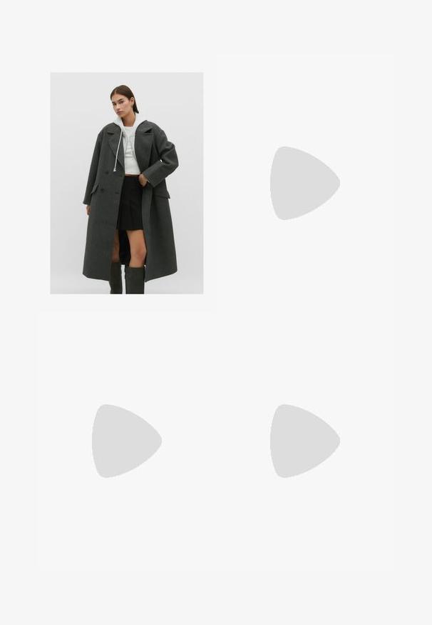 Cappotto grigio in lana con un design doppiopetto, ampi revers e tasche laterali, abbinato a una felpa bianca corta e una gonna plissettata nera.; Maglietta a maniche corte marrone realizzata in tessuto morbido, con scollatura rotonda e vestibilità rilassata. Nessun motivo o dettaglio visibile.; Pantaloni ampi marroni con una texture liscia, caratterizzati da una vita alta e pieghe frontali. Il tessuto è leggero e scorre liberamente.; Sandal in pelle marrone con cinturini incrociati, chiusura con cinturino alla caviglia e suola piatta con dettagli di cucitura minimi.