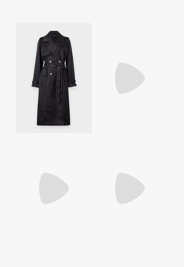 Cappotto lungo nero realizzato in tessuto liscio, caratterizzato da una chiusura doppiopetto con bottoni argentati, una vita con cintura e ampi rever.; T-shirt in cotone nero a maniche corte con una vestibilità rilassata e pannelli laterali a contrasto che presentano piccole scritte e dettagli grafici.; Pantaloni tapered bianco e nero che presentano una vestibilità slim con pannelli a contrasto. Il tessuto ha una texture liscia; la vita è piatta e aderente.; Scarpe slingback nere in pelle con punta affilata, tacco sottile e dettaglio decorativo a fibbia sulla tomaia. Texture liscia e design elegante.