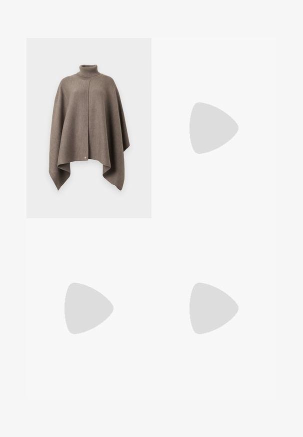 Poncho in maglina di lana marrone taupe con colletto alto a dolcevita e orlo asimmetrico, appeso su uno sfondo bianco.; T-shirt bianca a maniche corte realizzata in tessuto morbido, con scollatura rotonda e orlo dritto, senza motivi o accenti visibili.; Pantaloni a pieghe a vita alta in tessuto crema chiaro. Presentano un taglio dritto e una texture liscia. Nessuna tasca o hardware visibile.; Scarpa nera in pelle con tacco alto e cinturino alla caviglia, punta affusolata, superficie liscia e dettagli in metallo dorato.