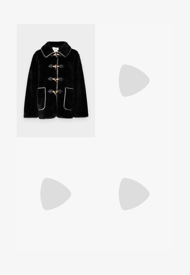 Object JOPAL - Korte frakker - black; Hvid fitted top lavet af ribbet stof med cap sleeves og samlede detaljer i siderne for tekstur og form.; Sorte wide-leg denim bukser med høj talje, der har front- og baglommer, syede sømme og en knaplukning. Glat tekstur.; Bershka Højhælede sandaletter / Højhælede sandaler - black